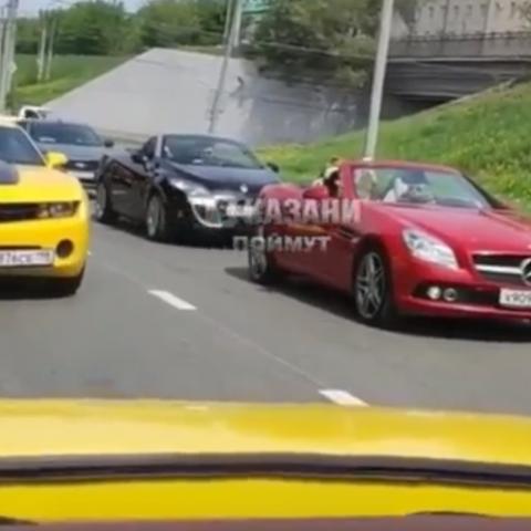 Автомобилисты сняли на ВИДЕО «самую дорогую казанскую пробку» Автомобилисты сняли на ВИДЕО «самую дорогую казанскую пробку»