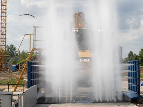 Ильсур Метшин ознакомился с работой первой в городе экологичной автоматической мойки колес на стройплощадке