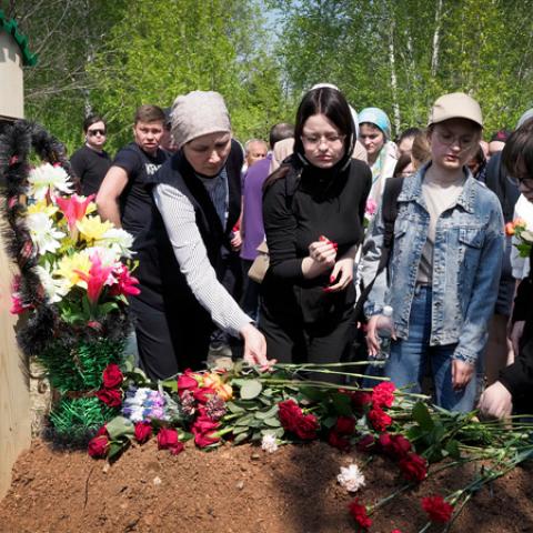 Все девять погибших при нападении на школу №175 в Казани похоронены Все девять погибших при нападении на школу №175 в Казани похоронены