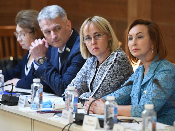 Депутаты Казгордумы обсудили вопросы обеспечения безопасности в образовательных учреждениях города