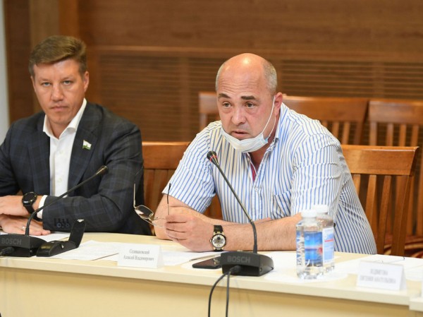 Депутаты Казгордумы обсудили вопросы обеспечения безопасности в образовательных учреждениях города