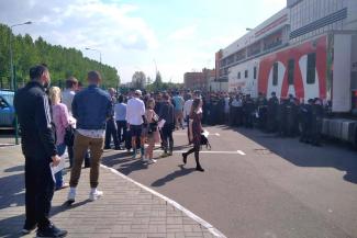 «Хорошие все-таки у нас люди!»: после расстрела детей в школе казанцы встали в очередь, чтобы сдать кровь «Хорошие все-таки у нас люди!»: после расстрела детей в школе казанцы встали в очередь, чтобы сдать кровь