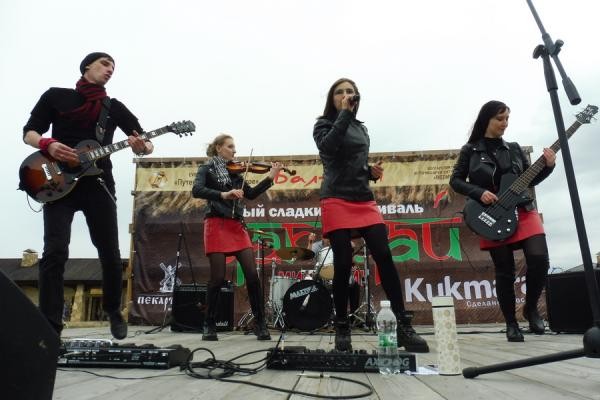 &laquo;Чак-чай&raquo; на Первомай: в Болгаре в честь открытия туристического сезона съели полтонны сладкого лакомства