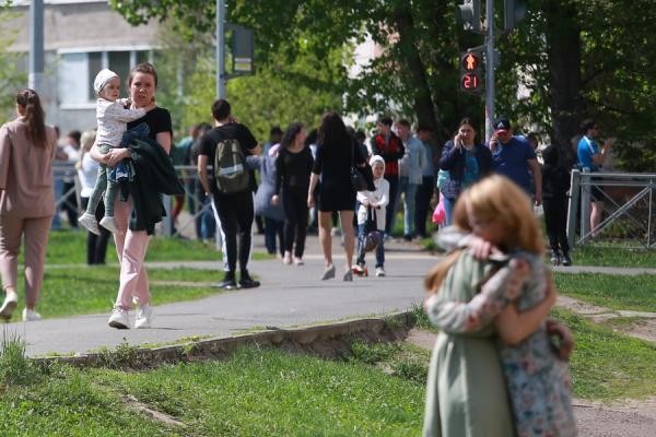 &laquo;Учительница держала дверь, а мы прыгали в окна&raquo;: казанский монстр устроил массовый расстрел в родной школе