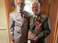 В преддверии празднования Дня Победы глава МВД Татарстана посетил ветерана Великой Отечественной войны