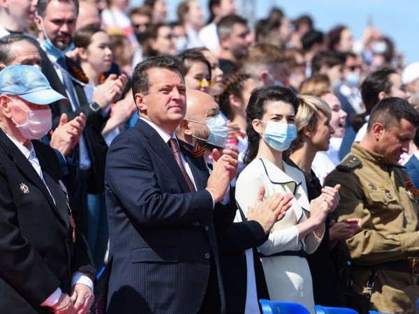 По площади Тысячелетия в Казани строевым шагом прошли более 2 тысяч военнослужащих