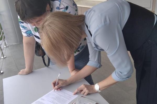 «Хорошие все-таки у нас люди!»: после расстрела детей в школе казанцы встали в очередь, чтобы сдать кровь «Хорошие все-таки у нас люди!»: после расстрела детей в школе казанцы встали в очередь, чтобы сдать кровь