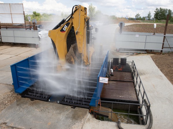 Ильсур Метшин ознакомился с работой первой в городе экологичной автоматической мойки колес на стройплощадке