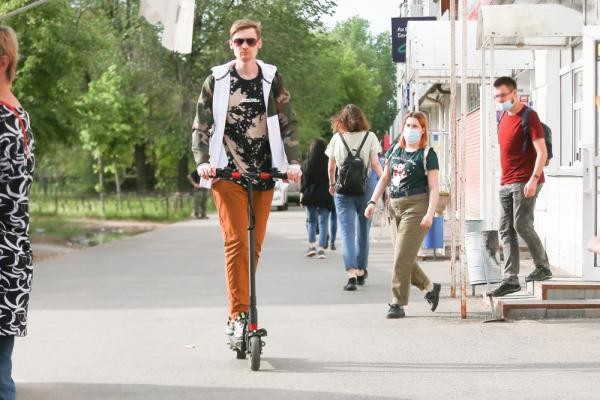 Стоять, бояться!.. Пешеходы в Казани ждут, когда власти найдут управу на электросамокаты