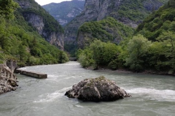 В Абхазии ищут туристку из Татарстана, которая упала в реку с моста