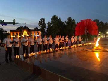Полицейские зажгли свечи в память о погибших в Великой Отечественной войне  и возложили цветы к Вечному огню