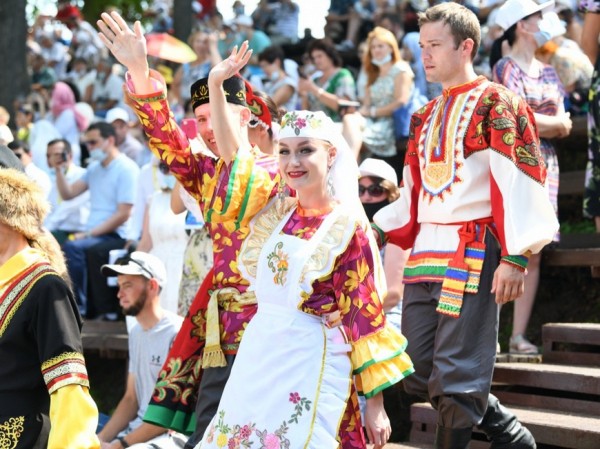 Казань празднует Сабантуй: сельские подворья 11 районов республики, продукция от самозанятых и бэлеш из полбы в татарской избе Казань празднует Сабантуй: сельские подворья 11 районов республики, продукция от самозанятых и бэлеш из полбы в татарской избе