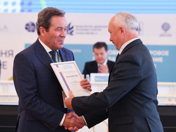 И.Метшин: «Мы одними из первых в России обеспечили бесплатным горячим питанием всю начальную школу» И.Метшин: «Мы одними из первых в России обеспечили бесплатным горячим питанием всю начальную школу»