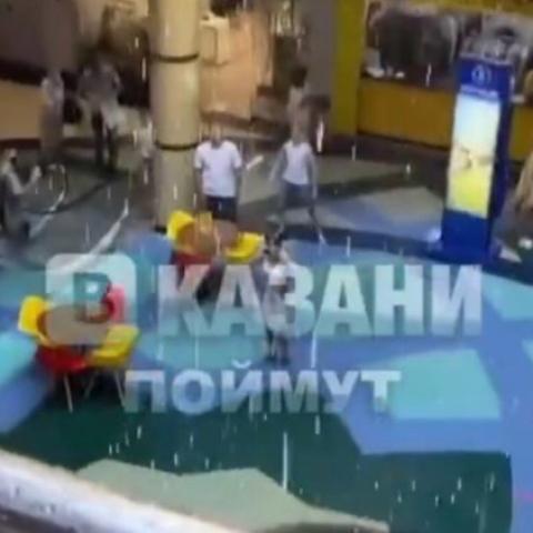 Соцсети: В казанском ТЦ протек потолок &ndash; посетители ходят по лужам (ВИДЕО)