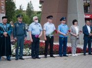Полицейские зажгли свечи в память о погибших в Великой Отечественной войне  и возложили цветы к Вечному огню