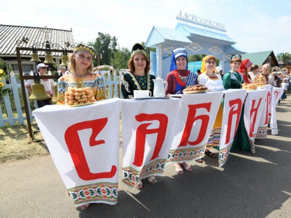 Казань празднует Сабантуй: сельские подворья 11 районов республики, продукция от самозанятых и бэлеш из полбы в татарской избе Казань празднует Сабантуй: сельские подворья 11 районов республики, продукция от самозанятых и бэлеш из полбы в татарской избе