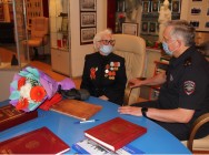 В День России полиция Набережных Челнов организовала праздник для труженицы тыла.