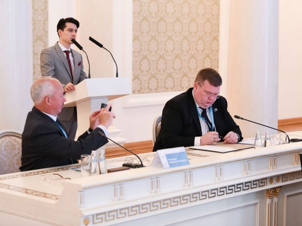 И.Метшин: «Мы одними из первых в России обеспечили бесплатным горячим питанием всю начальную школу» И.Метшин: «Мы одними из первых в России обеспечили бесплатным горячим питанием всю начальную школу»