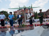 Полицейские зажгли свечи в память о погибших в Великой Отечественной войне  и возложили цветы к Вечному огню