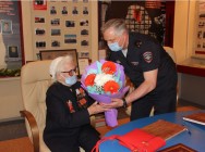 В День России полиция Набережных Челнов организовала праздник для труженицы тыла.