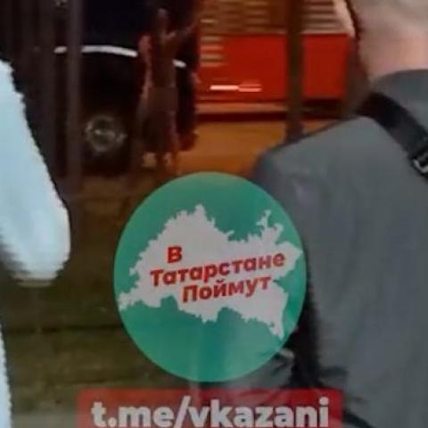 В Казани окровавленный дальнобойщик пытался голым попасть в машину (ВИДЕО)