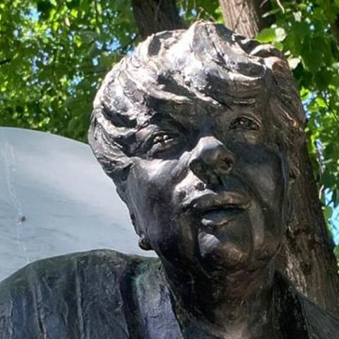 Странный памятник Галине Волчек удивил посетителей Новодевичьего кладбища