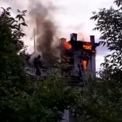 В Нижнекамском районе горит усадьба Стахеевых (ВИДЕО)