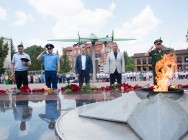 Полицейские зажгли свечи в память о погибших в Великой Отечественной войне  и возложили цветы к Вечному огню