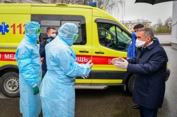 &laquo;Вы всегда на передовой&raquo;: Минниханов поздравил медиков с праздником