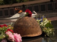 Полицейские зажгли свечи в память о погибших в Великой Отечественной войне  и возложили цветы к Вечному огню