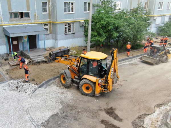 Новый асфальт, скамейки, детская площадка и раздельный сбор мусора: в Казани ремонтируют двор на ул.Четаева