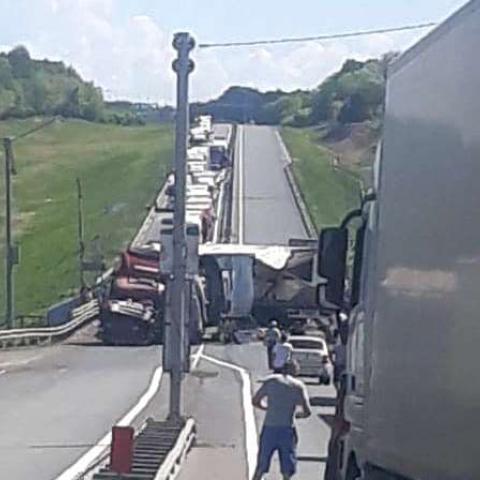 Перевернувшаяся на трассе М7 фура заблокировала движение автомобилей (ВИДЕО)