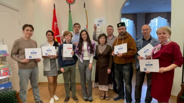 В Санкт-Петербурге были вручены сертификаты КФУ об окончании курсов татарского языка