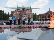 Полицейские зажгли свечи в память о погибших в Великой Отечественной войне  и возложили цветы к Вечному огню