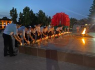 Полицейские зажгли свечи в память о погибших в Великой Отечественной войне  и возложили цветы к Вечному огню