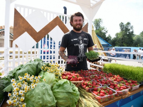 Казань празднует Сабантуй: сельские подворья 11 районов республики, продукция от самозанятых и бэлеш из полбы в татарской избе Казань празднует Сабантуй: сельские подворья 11 районов республики, продукция от самозанятых и бэлеш из полбы в татарской избе