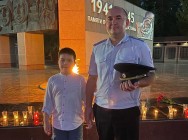 Полицейские зажгли свечи в память о погибших в Великой Отечественной войне  и возложили цветы к Вечному огню