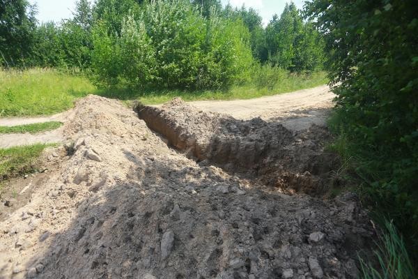 «Дороги нет 100%»: жители деревни перекрыли противотанковыми рвами проезд многодетным семьям из Казани «Дороги нет 100%»: жители деревни перекрыли противотанковыми рвами проезд многодетным семьям из Казани