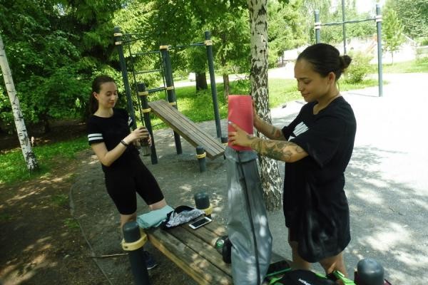 &laquo;Все бегуны уже сбежали отсюда&raquo;: новенькая беговая дорожка на Черном озере пошла пузырями и трещинами