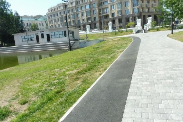 &laquo;Все бегуны уже сбежали отсюда&raquo;: новенькая беговая дорожка на Черном озере пошла пузырями и трещинами