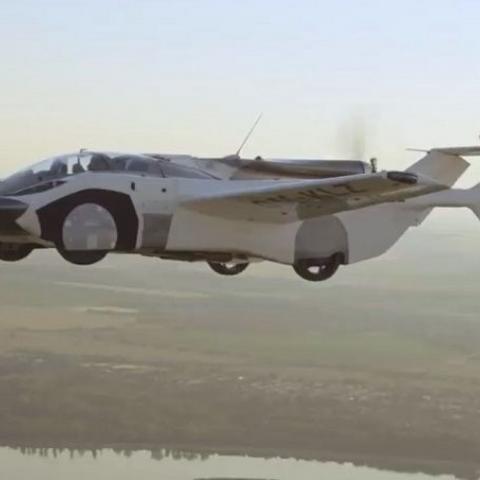 На ВИДЕО сняли первый в мире летающий автомобиль