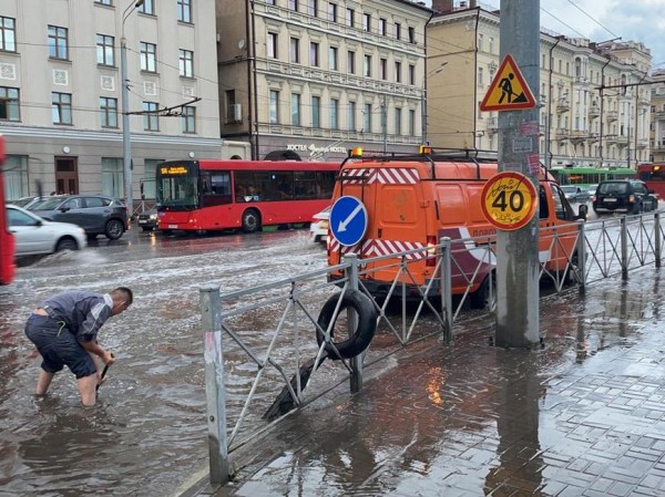 Меньше чем за час после ливня в Казани восстановлено движение транспорта Меньше чем за час после ливня в Казани восстановлено движение транспорта