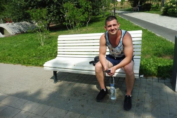 &laquo;Все бегуны уже сбежали отсюда&raquo;: новенькая беговая дорожка на Черном озере пошла пузырями и трещинами