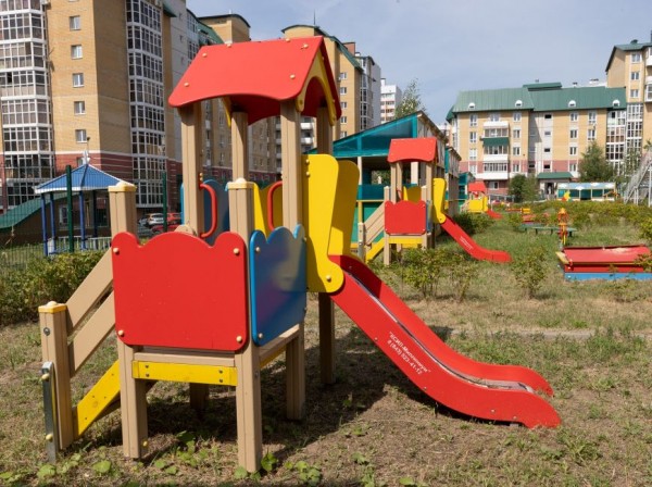 Дольщики празднуют новоселье, автомобилисты присматриваются к новым местам парковки, а в ДК начали делать прививки