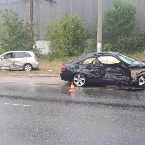 Нетрезвая женщина за рулем БМВ устроила танцы рядом с жертвами ДТП, лежащими на земле (ВИДЕО)