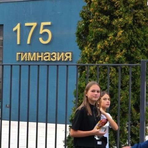 Памятником погибшим в гимназии №175 стал мемориальный сад