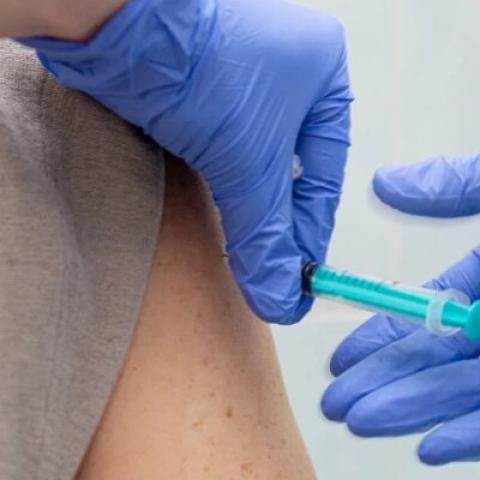 Мишустин раздаст вакцинированным россиянам по 100 тысяч рублей