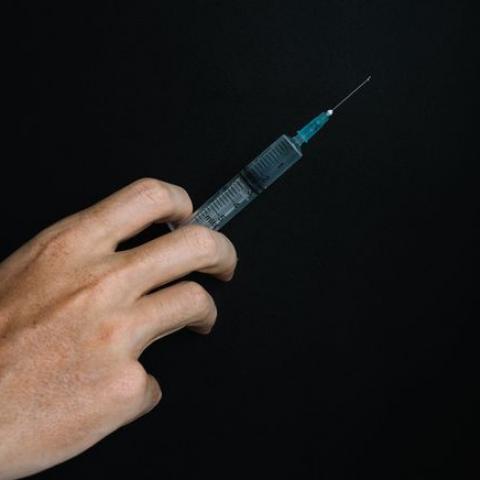 Прохожий напал на 15-летнюю девушку и вколол ей неизвестное вещество