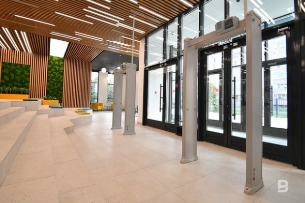 Памятником погибшим в гимназии №175 стал мемориальный сад