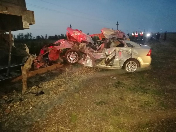 В Башкирии товарный поезд на полном ходу протаранил легковой автомобиль (ФОТО)